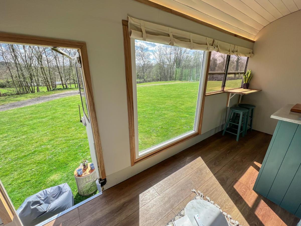 American School Bus Retreat With Hot Tub In Sussex Meadow Uckfield Exterior foto