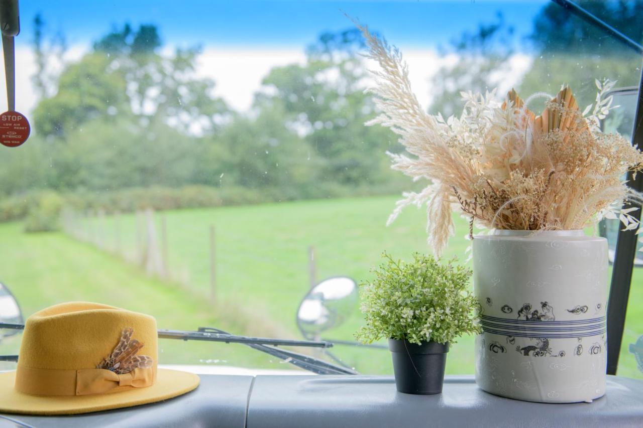 American School Bus Retreat With Hot Tub In Sussex Meadow Uckfield Exterior foto